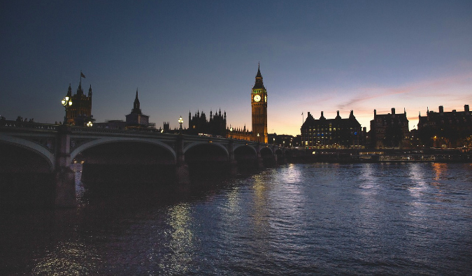 Vacacionando en Londres, Inglaterra con Big Ben en el barato