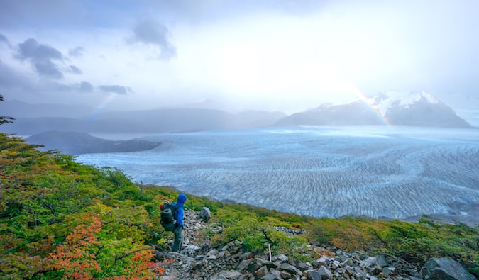 Kristin Addis hiking and camping un Paso John Gardner, Patagonia