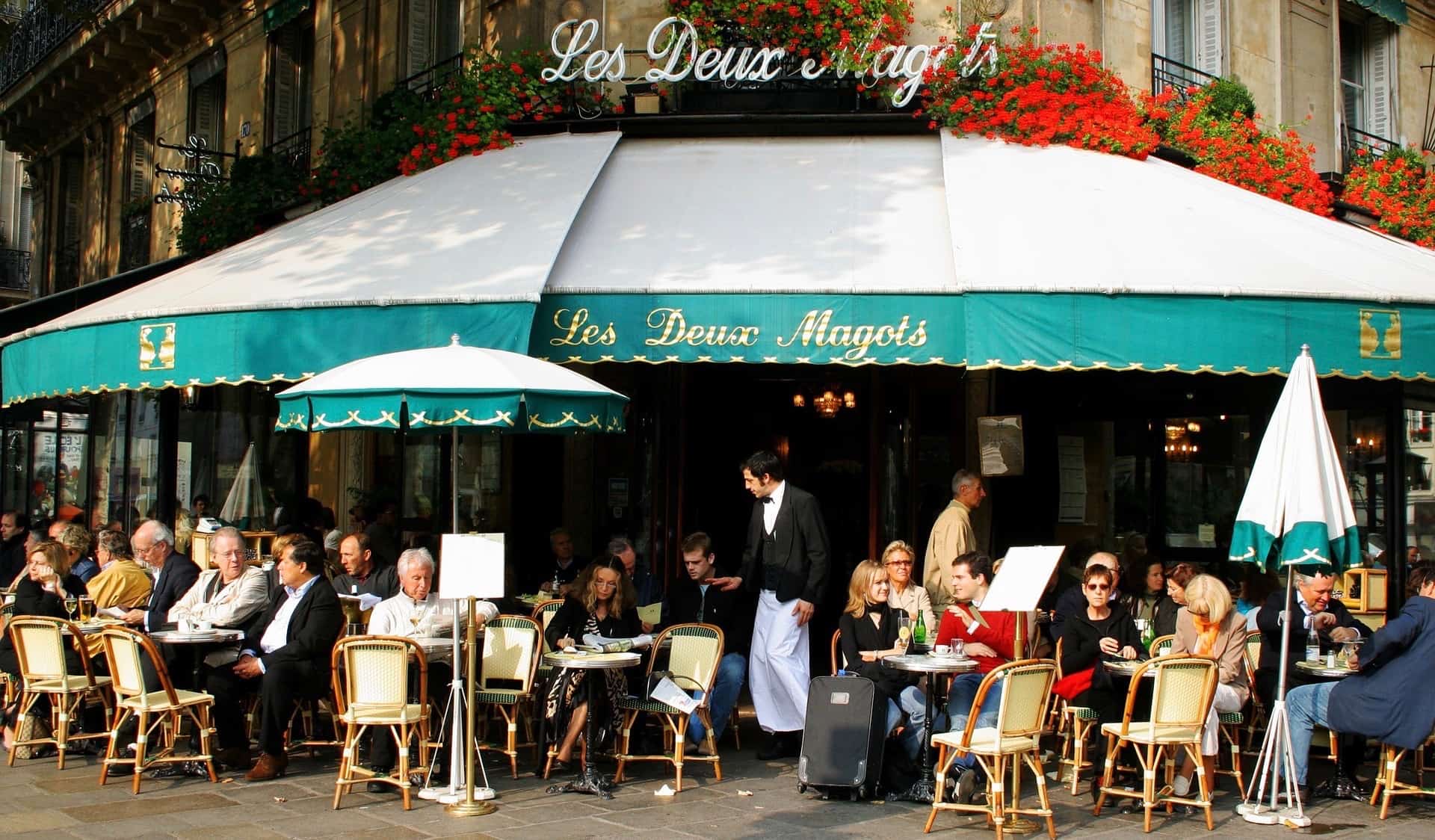 在法国巴黎，当地人和游客在Les Deux magot休息