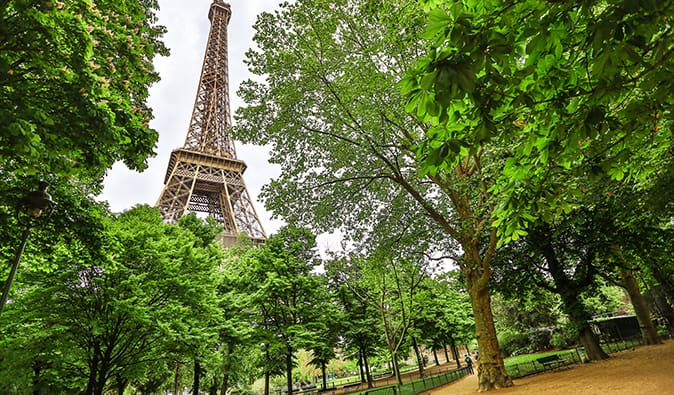 De Eiffeltoren priemt door het groen in de wijk Champs de Mar, Parijs