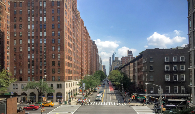 街景的Chelesa，纽约市与一个空的街道在夏天的一天