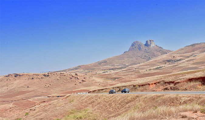 Uma estrada acidentada em Madagáscar atravessando a paisagem árida