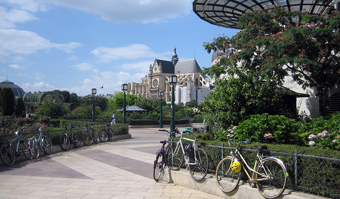 Bicicletas acorrentadas à cerca num dia de Verão no distrito de Les Halles em Paris, França