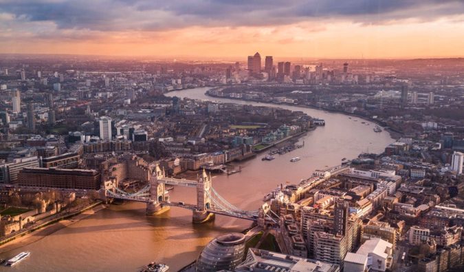 med udsigt over byen London, England under solnedgang