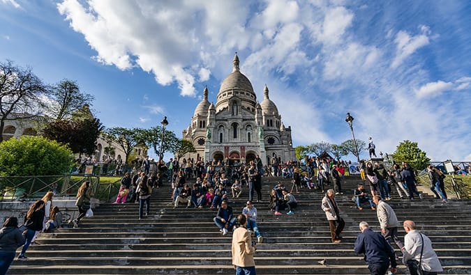 De beroemde trappen van de Sacre Coeur vol met mensen in Montmartre, Parijs