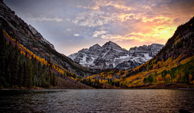 Une chaîne de montagnes enneigée dans le Colorado, aux États-Unis