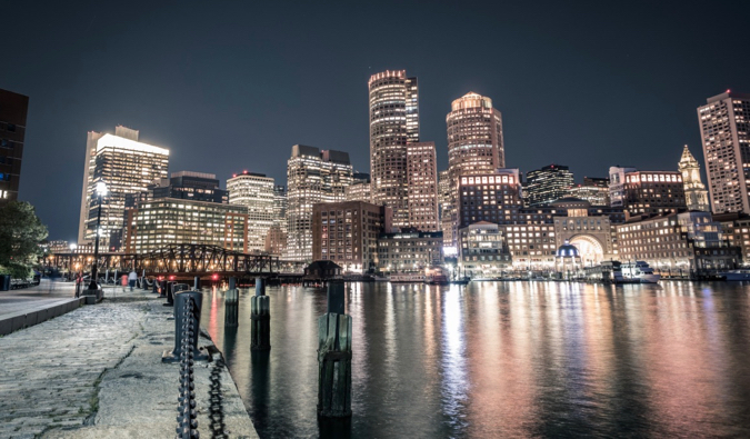 lo skyline di Boston di notte