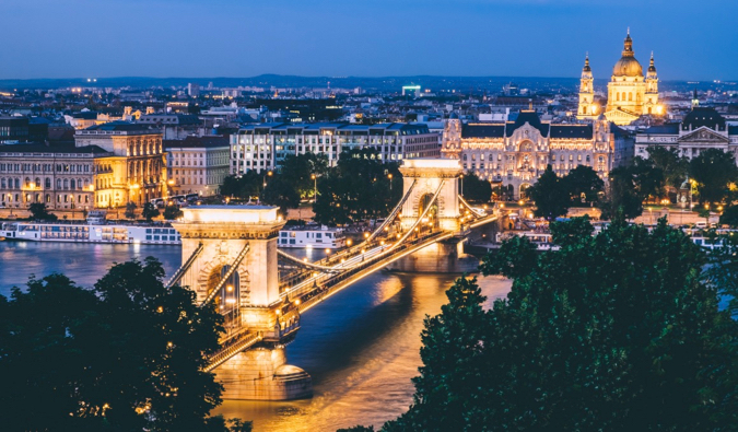 med udsigt over byen Budapest i skumringen