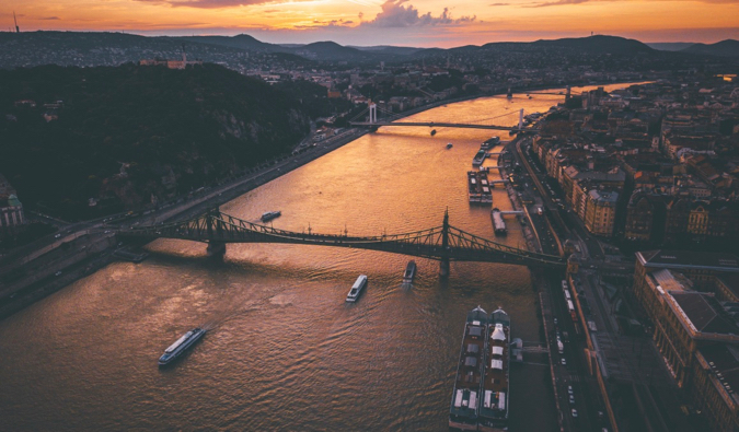 affacciato sulla città di Budapest al tramonto
