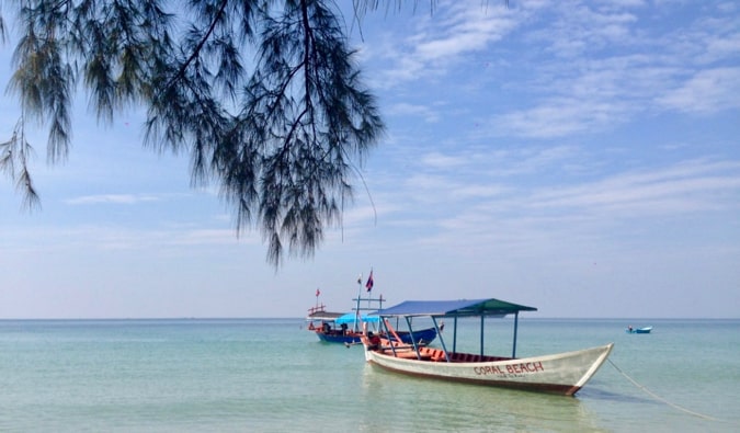 在海滩的一条小船在Sihanoukville，柬埔寨