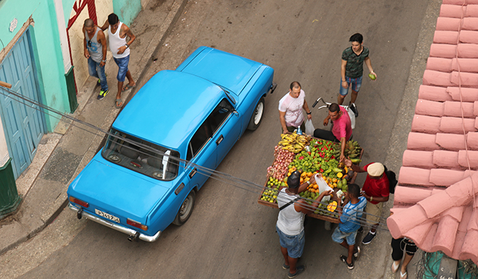 verkopers die fruit verkopen in een straat in Havana