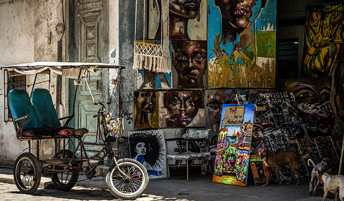 una bicicletta parcheggiata fuori da un negozio d'arte a Cuba