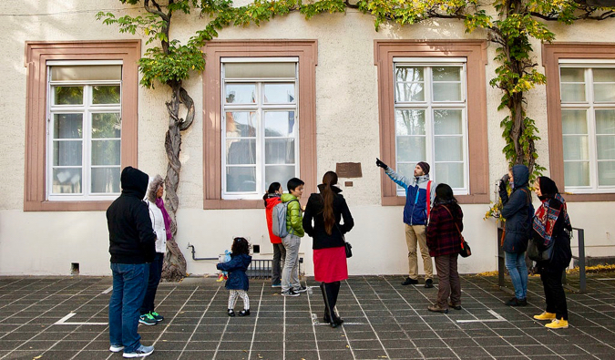 Un uomo che guida un gruppo di turisti a piedi in Germania