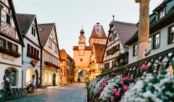 Una encantadora y estrecha calle medieval en el corazón de Europa