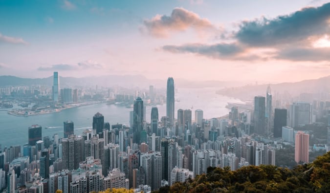 Die Skyline der geschäftigen und geschäftigen Stadt Hongkong