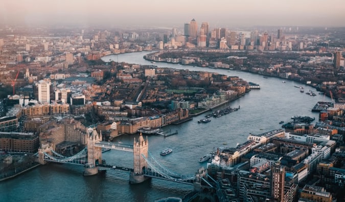 The view over the city of London and the river, met inbegrip van veel van de beroemde attracties