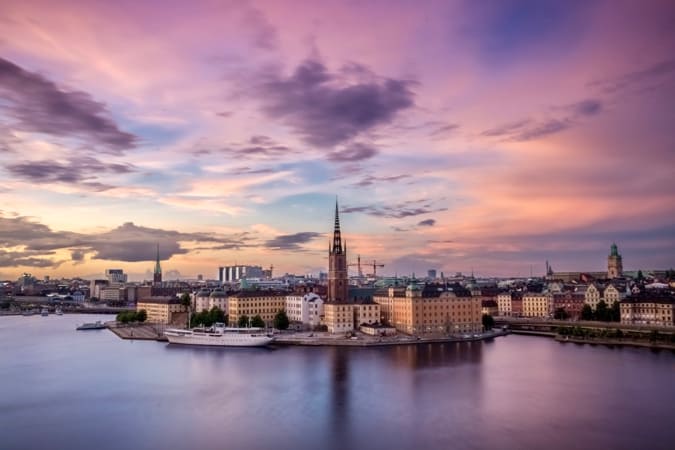 en vacker bild av Stockholms skyline och vatten vid solnedgången i Sverige