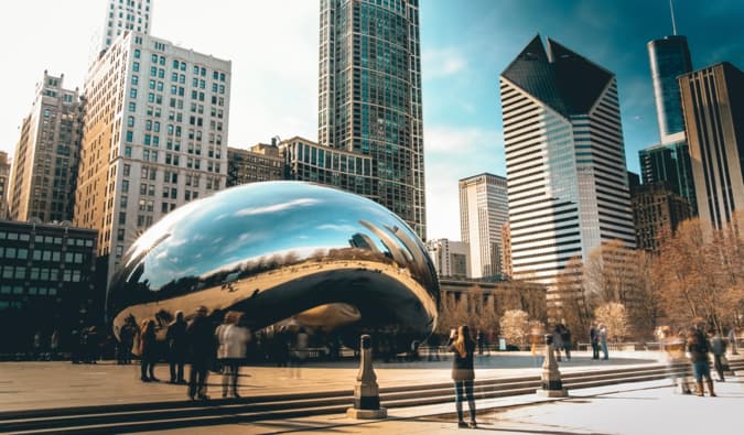 Turistas y lugareños que miran el famoso arte y la arquitectura de Chicago, EE.UU.