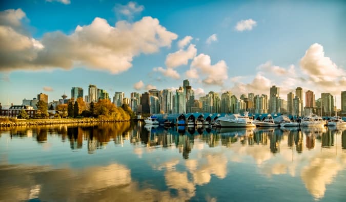 Die atemberaubende Skyline von Vancouver, Kanada und ihr Spiegelbild im Wasser