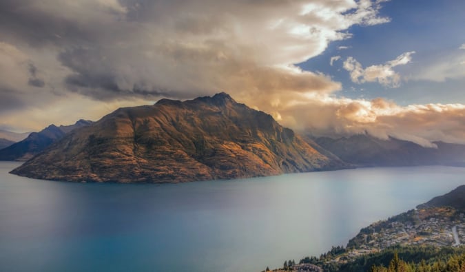 de bølgende og robuste fjellene I Queenstown, New Zealand