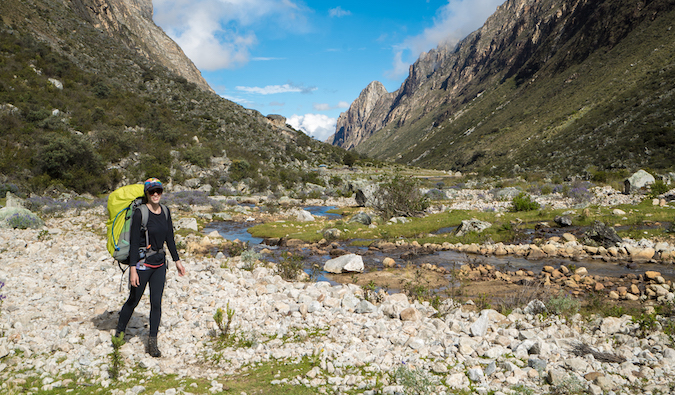 克里斯汀·阿迪斯在山里背包旅行