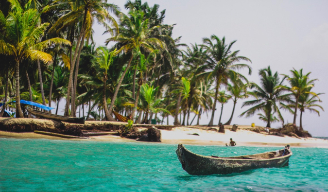 a boat floating in the turquoise waters of the San Blas Islands