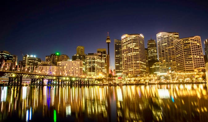 ohromující výhled na Darling Harbour v noci v Austrálii