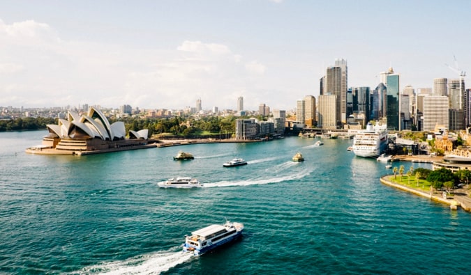 O movimentado porto de Sydney, na Austrália, durante um dia ensolarado de verão