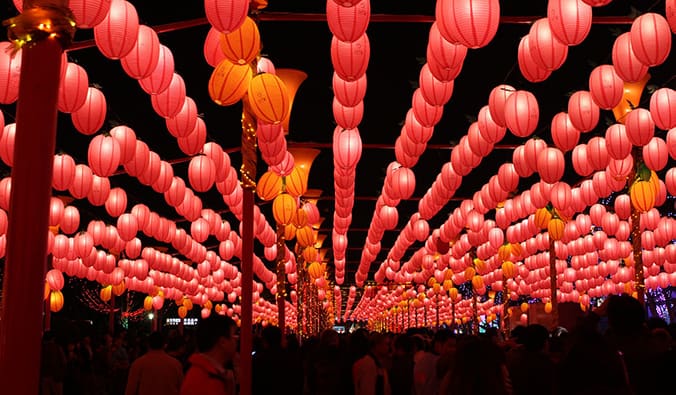 在台湾平溪灯节节日的红色悬垂灯笼