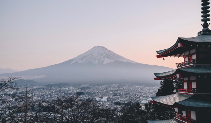 俯瞰富士山的视图在日本与前景中的寺庙