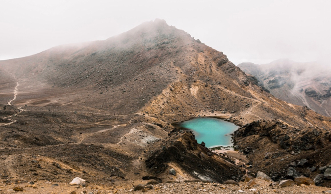 在新西兰的Tongariro Crossing的干旱，绕道痕迹