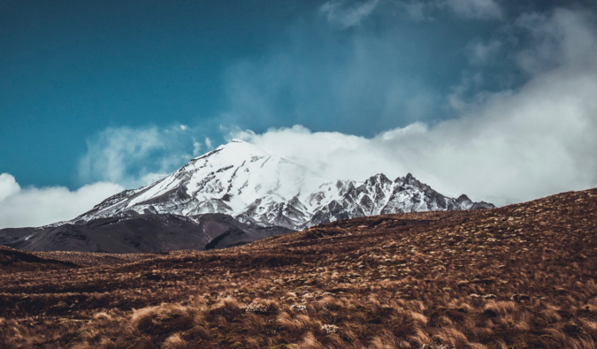 在新西兰的汤加罗高山横穿的冰雪覆盖的山峰