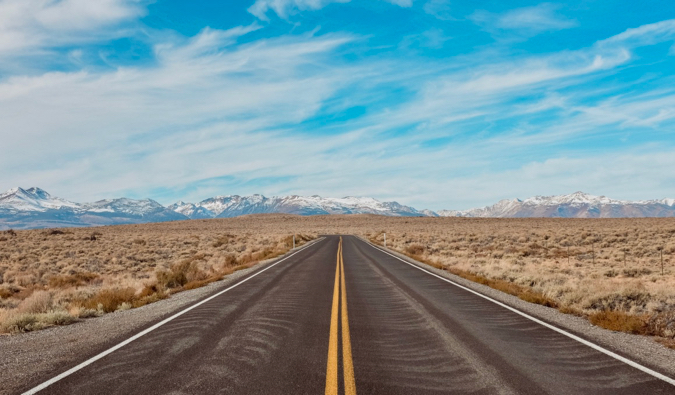 Una strada aperta e un cielo blu in un viaggio su strada negli USA