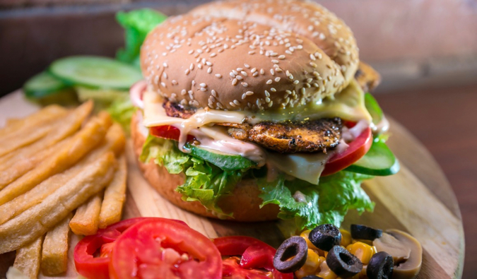 Een enorme hamburger met tomaten en frietjes uit de VS