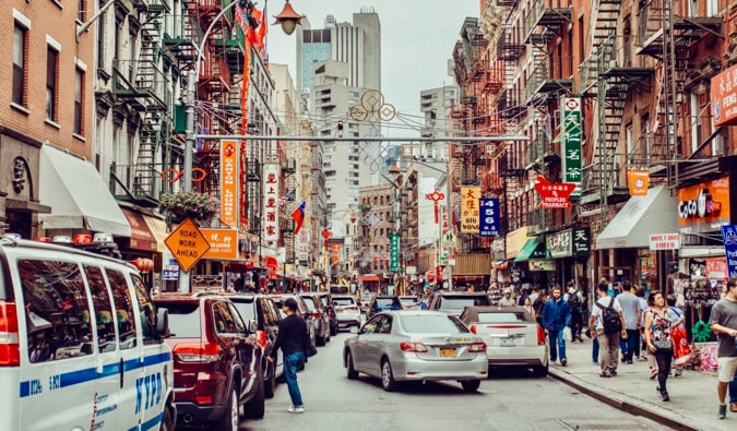 O animado distrito de Chinatown em Nova Iorque, EUA