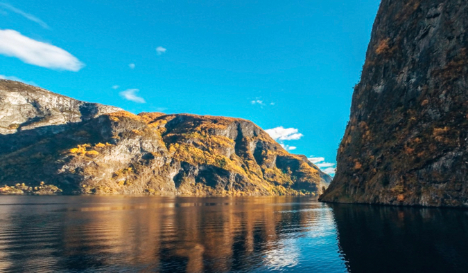 Nærøyfjord的美丽镇静水域附近卑尔根，挪威