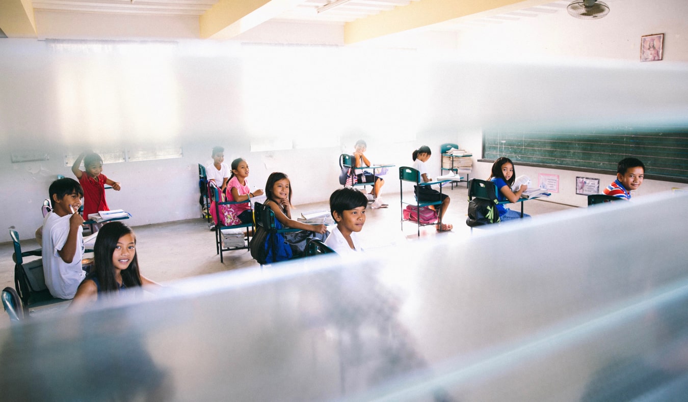 Une classe d'enfants dans une école à l'étranger