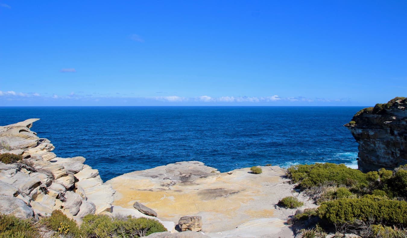 沿着澳大利亚悉尼崎岖的海岸线徒步旅行