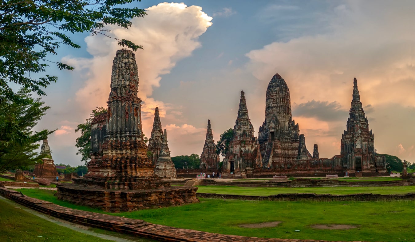 泰国曼谷附近的大城府(Ayutthaya)著名的历史寺庙