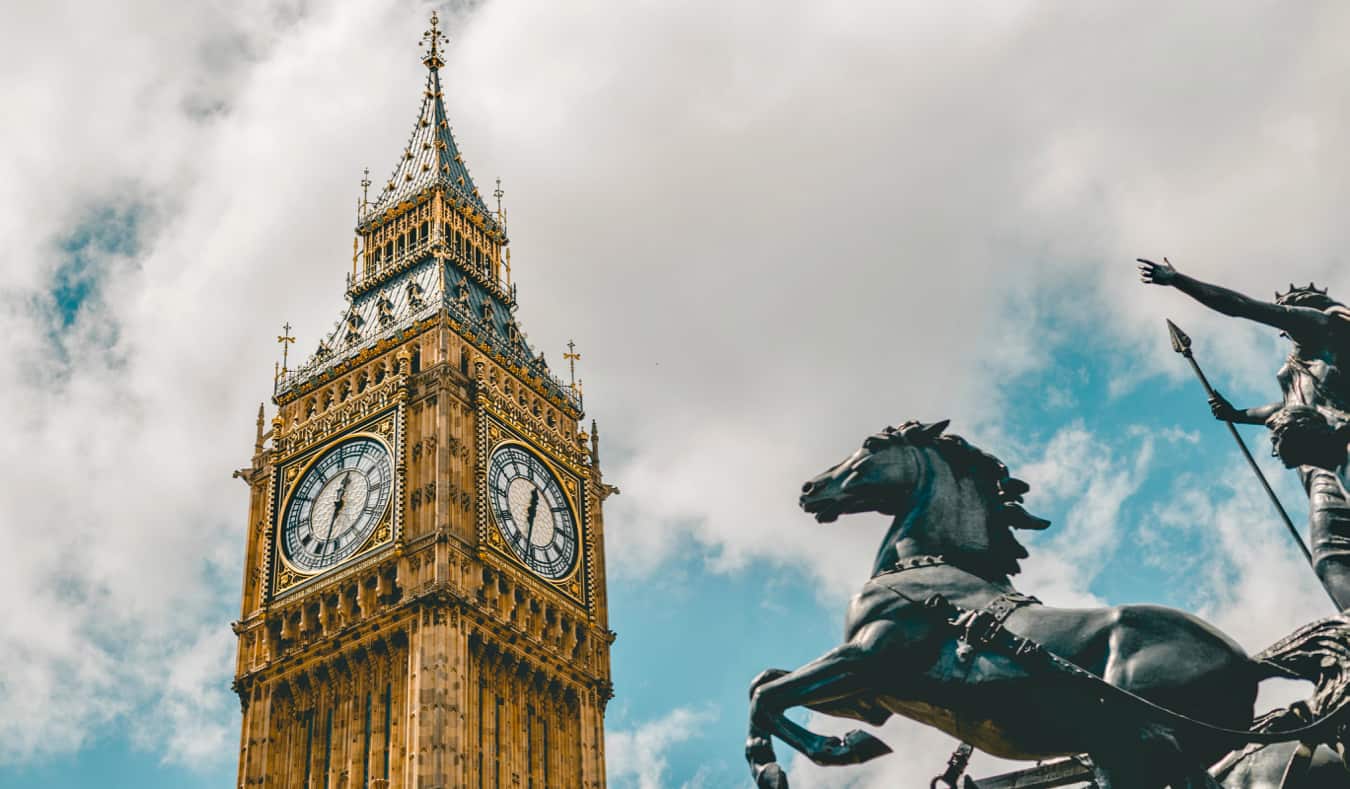 英国伦敦，大本钟的近景，前景是一座雕像