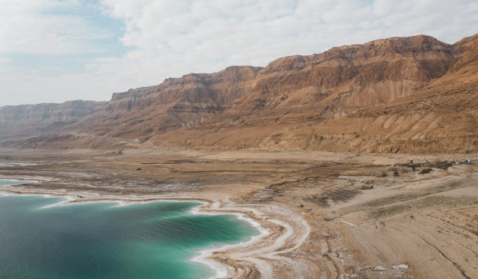 Le rivage de la mer Morte en Israël