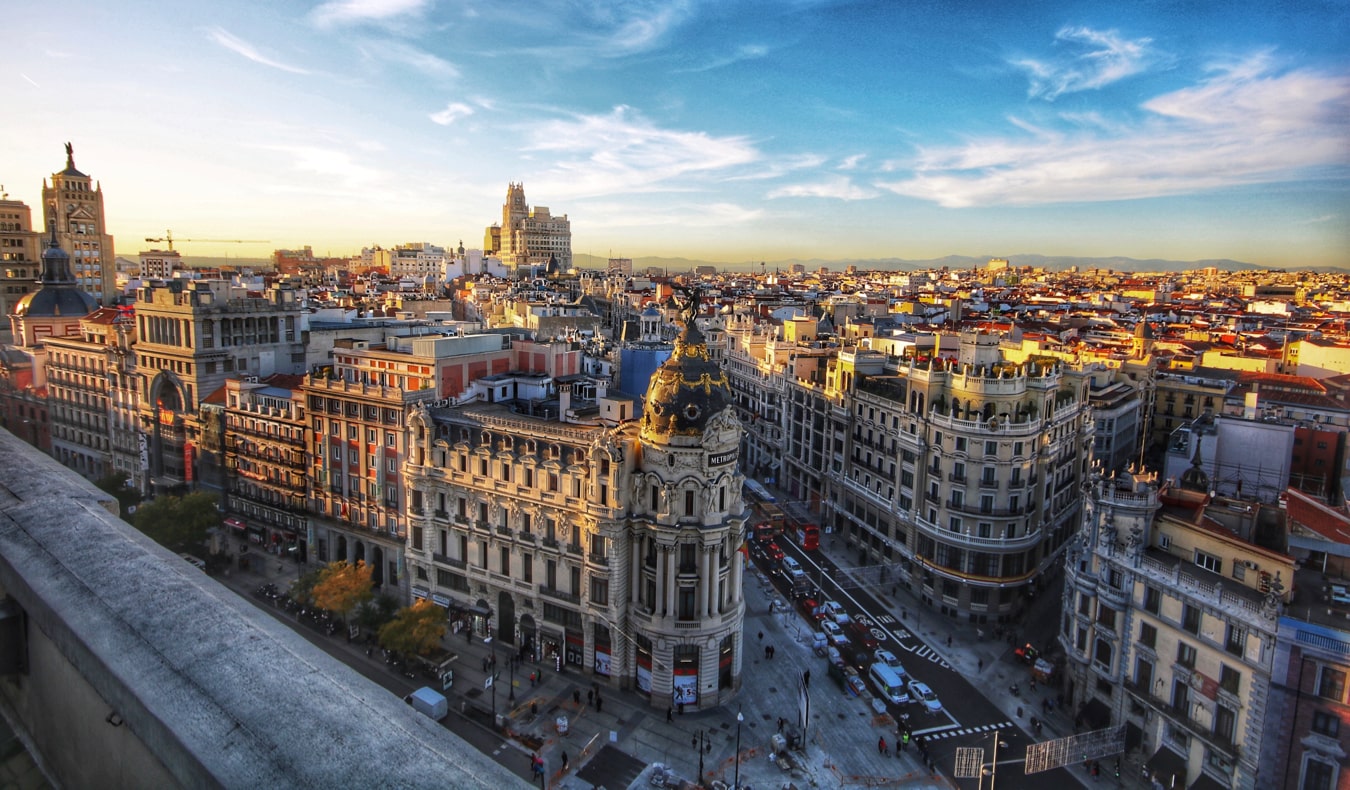 日落时西班牙马德里的历史天际线