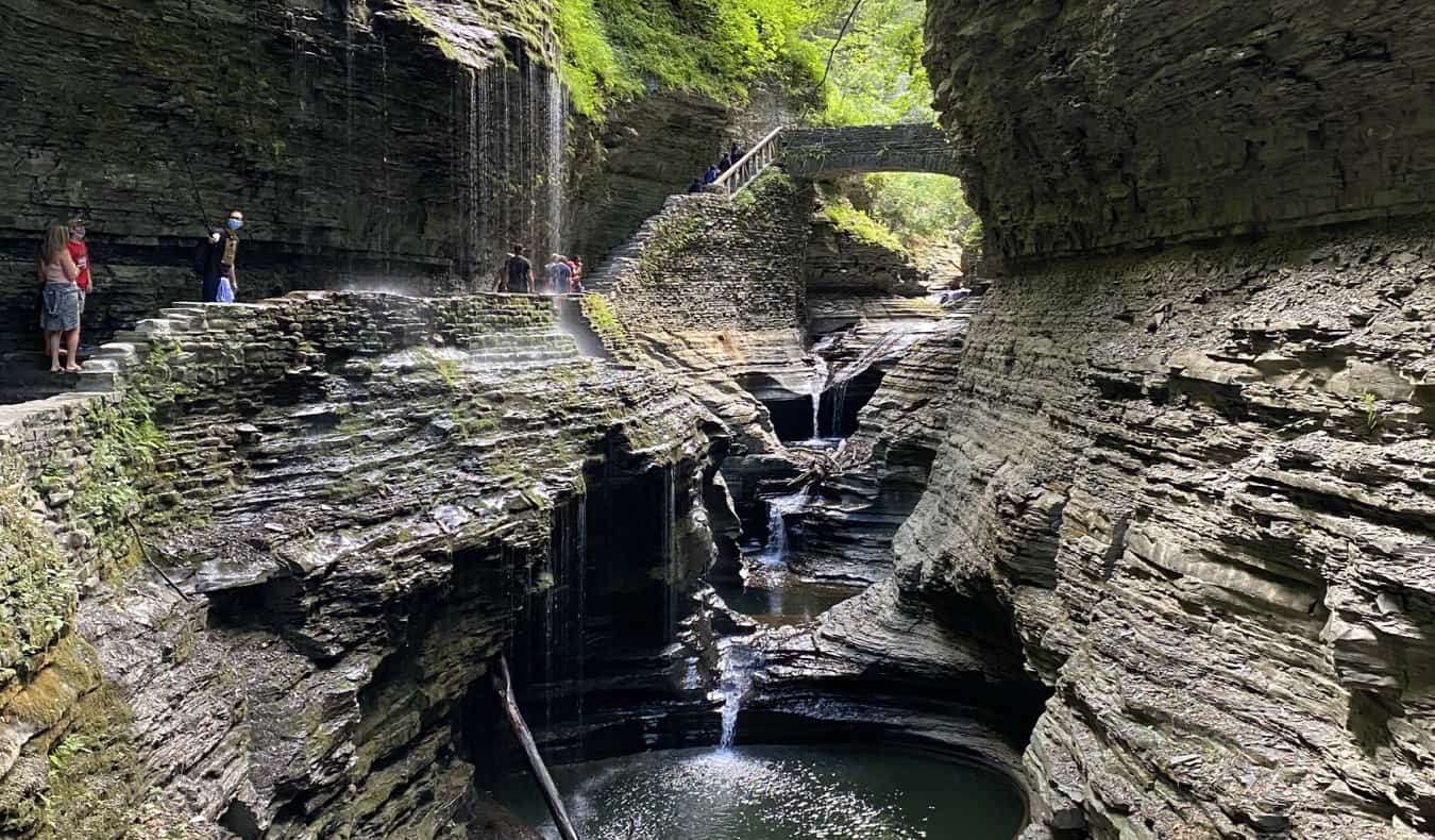 人们在狭窄的岩石峡谷徒步旅行