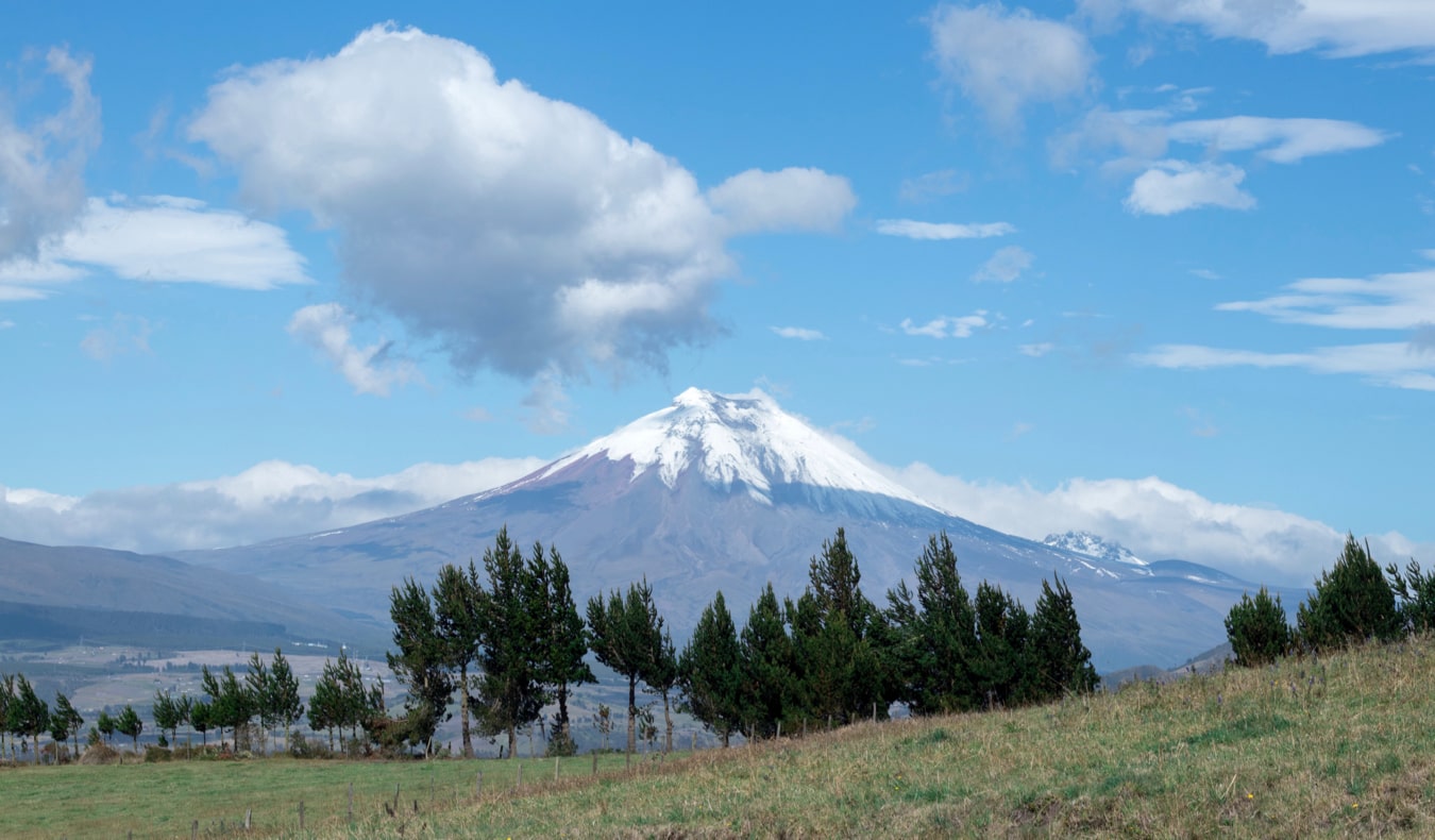 厄瓜多尔附近的雪地覆盖的Cotopaxi火山