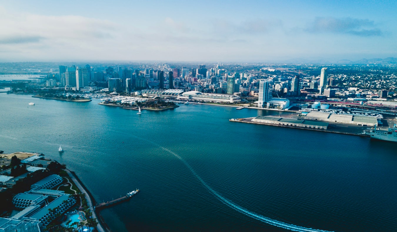 从海湾上方看到圣地亚哥的天际线