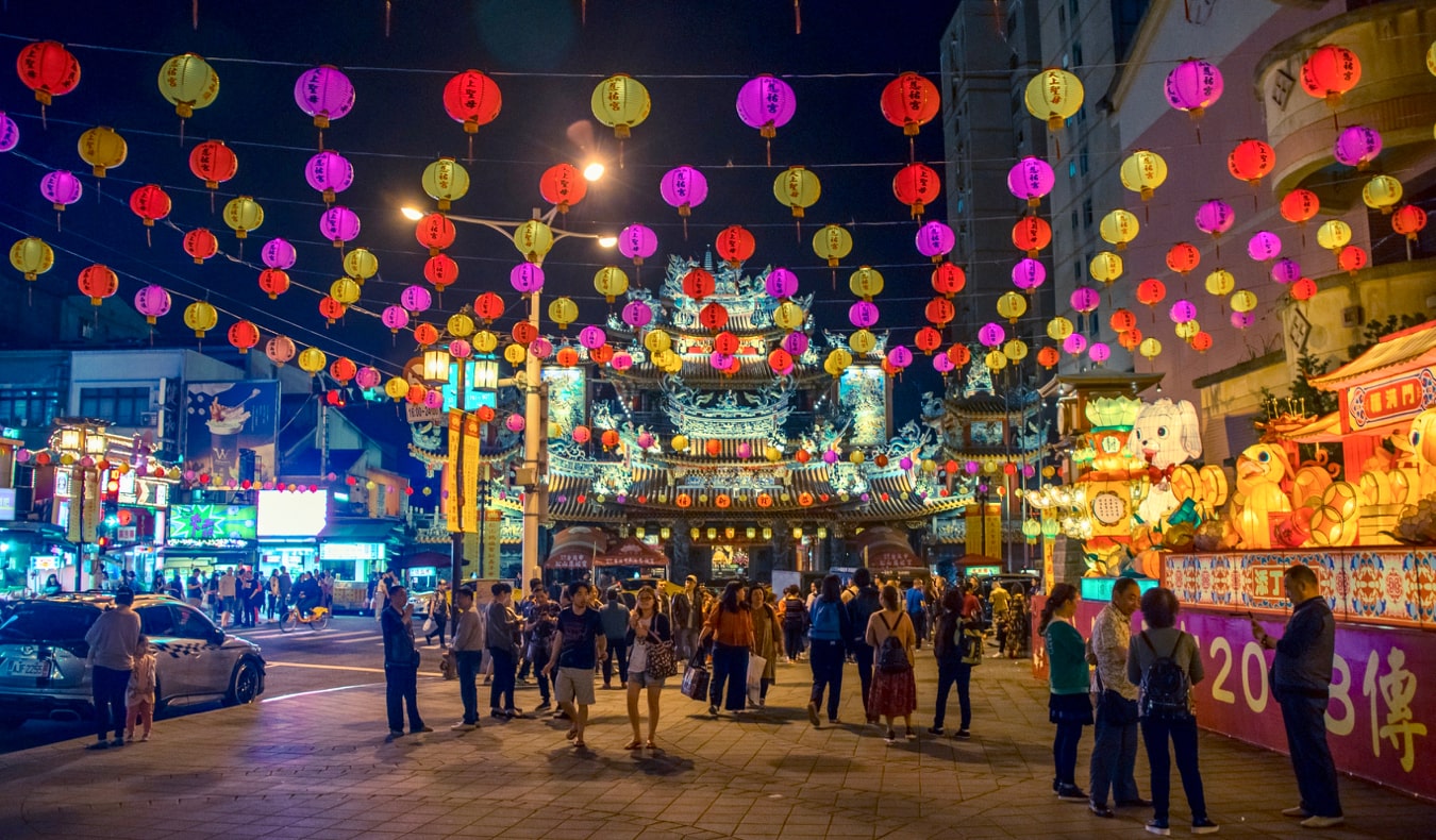 A bust night market full of people in Taipei, Taiwan
