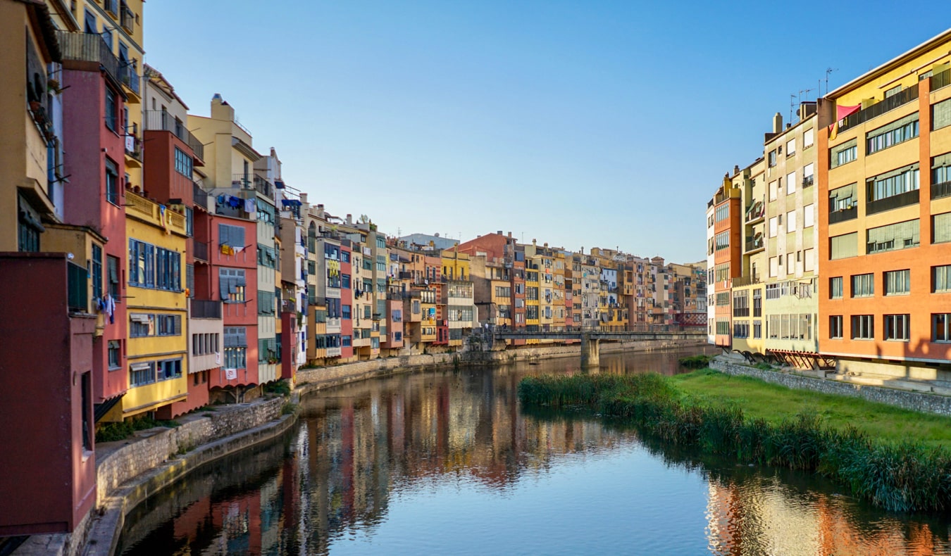 de färgglada gamla byggnaderna längs floden i Girona, Spanien