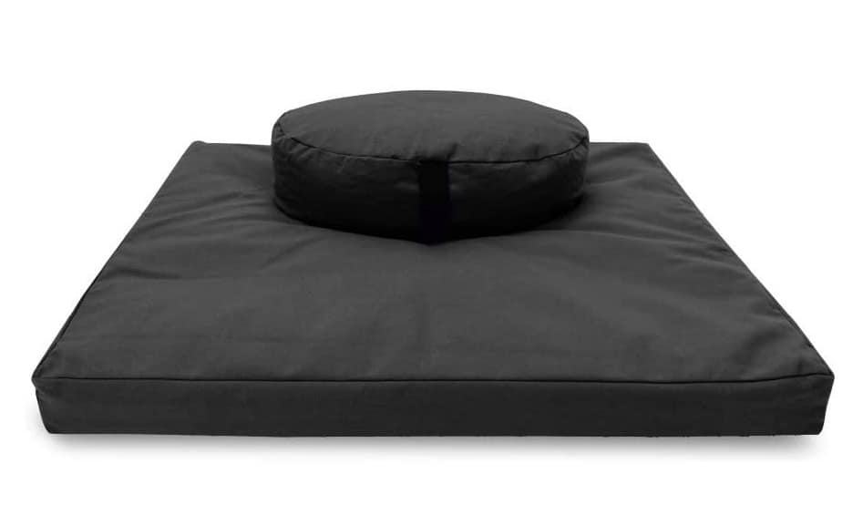 Un tapis et un coussin de méditation confortables