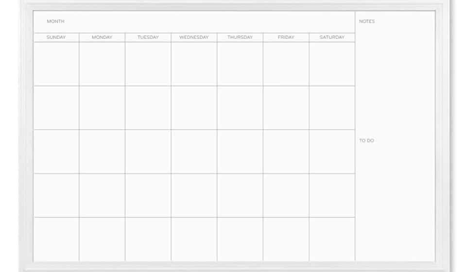Um calendário de parede branco com marcadores de apagamento a seco