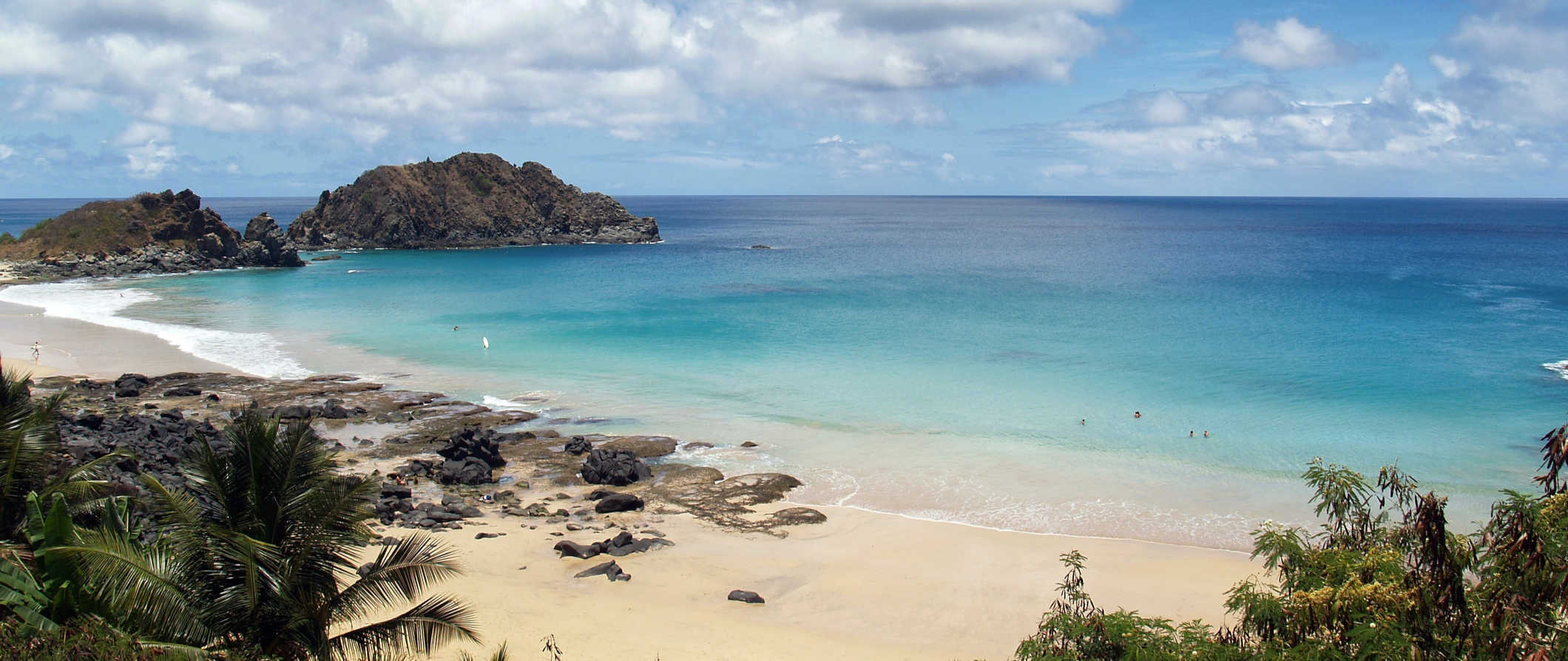 在一个晴朗的日的一个轻松的海滩在Fernado de Noronha，巴西